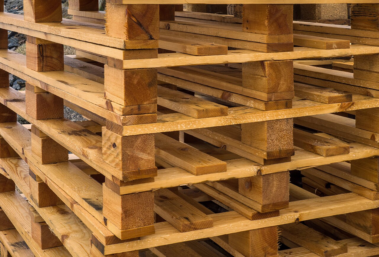 Tumpukan pallet kayu siap kirim di gudang Al Amin